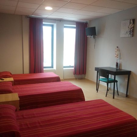אלורה Hostal La Molina מראה חיצוני תמונה